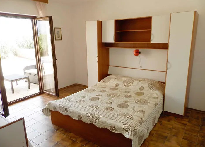 Pag 2 Apartment Pag Town